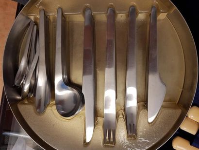 Arne JACOBSEN (1902-1971) Ménagère composée de 64 couverts: 8 fourchettes,16 couteaux,8...