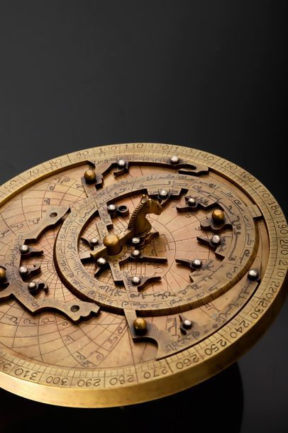 null Astrolabe maghrébin, Maroc, signé à l'intérieur de la mère, ‘Dieu est son protecteur....