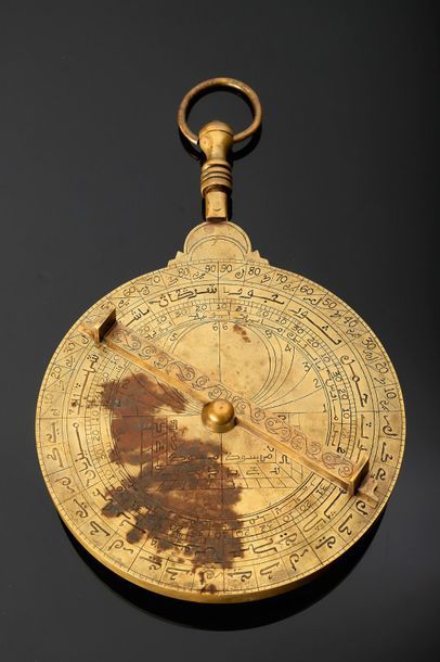  Astrolabe maghrébin, Maroc, signé à l'intérieur de la mère, ‘Dieu est son protecteur....