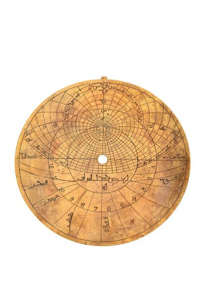  Astrolabe maghrébin, Maroc, signé à l'intérieur de la mère, ‘Dieu est son protecteur....