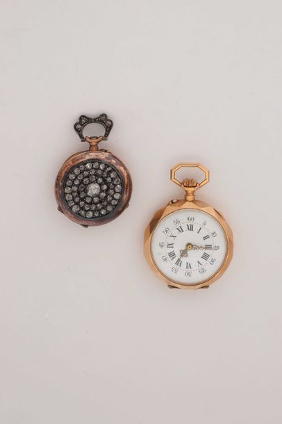 null Deux montres de col en or à décors (pb. 36gr).
D. 25 mm - 28 mm.