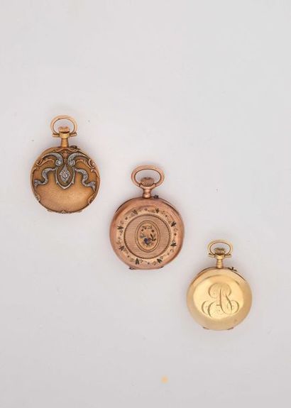 Trois montres de col en or décoré. (Pb. 49gr).
D....