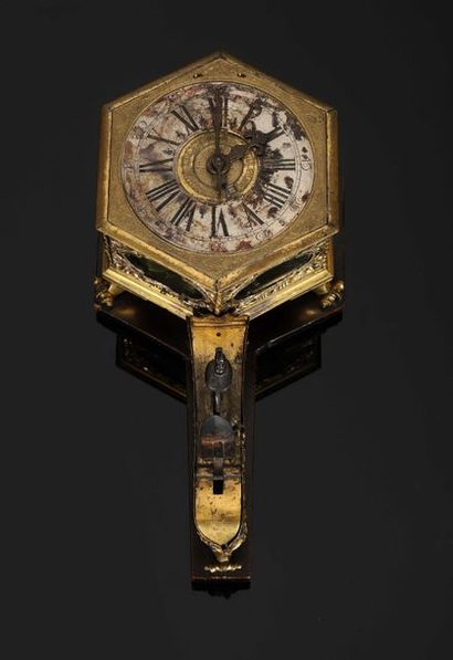 null Horloge de table à sonnerie au passage des heures et des quarts et à quantième,...