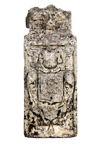 null Important cadran solaire polyédrique aux armes en pierre sculpté, XVIIe siècle.
Bloc...
