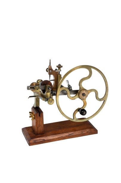 null Machine à arrondir en maillechort montée sur un socle.
D. du volant 21 cm.