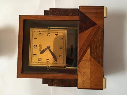 null 
Une ‘clockette’ électrique en marqueterie de bois au dessin géométrique, années...