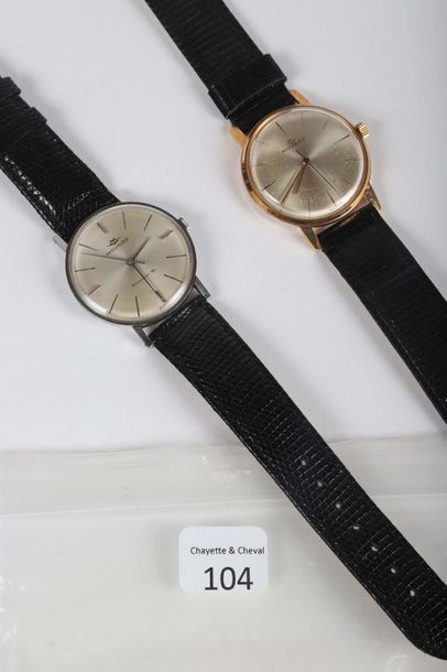 null Deux montres bracelets Movado avec secondes au centre, l'une en acier, l'autre...