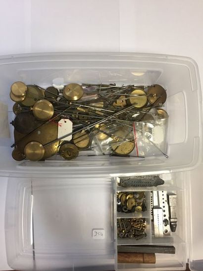 null Trois boîtes à tiroirs avec leur contenu de pièces pour pendules et pendulettes...