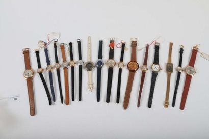 null Environ quinze montres bracelets pour femme avec bracelets. Marques diverse...