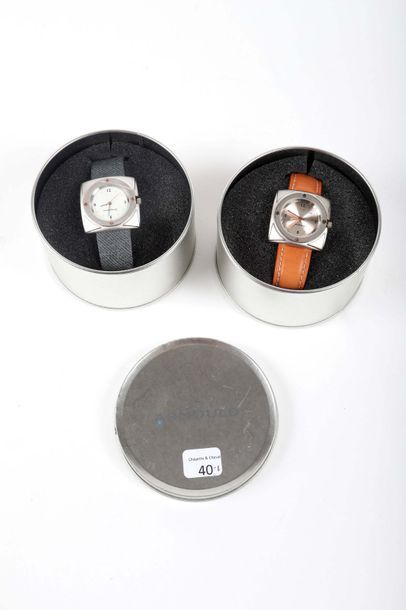 null Deux montres carrées 'Arnould', dans leurs boîtiers en métal d'origine.