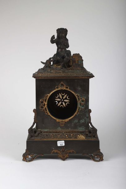 null Caisse d'une pendule borne en bronze doré et patiné surmonté d'une figure de...