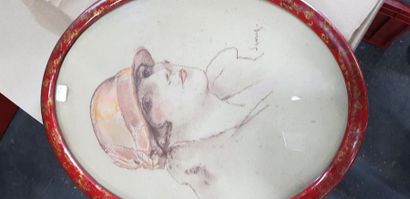 null Portrait de femme annèes 1920/1930 pastel dans un ovale 40,5 cm x 31,5 cm