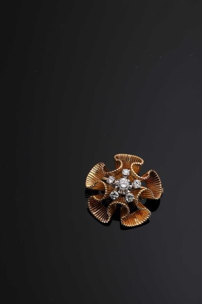 null Broche ""fleur"" en or jaune 18K (750°/00) sertie de diamants ronds taillés...
