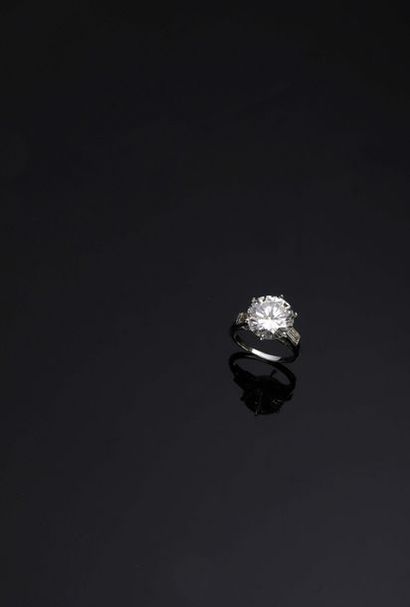 null "Bague solitaire en platine (950•/00) sertie griffes d'un diamant rond taille...
