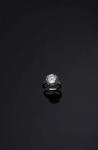 "Bague solitaire en platine (950•/00) sertie griffes d'un diamant rond taille en...