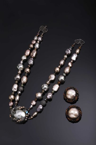 null Collier à double rang de perles fantaisie de formes diverses dans les camaïeux...