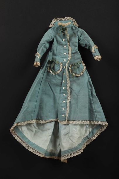 null Robe à traîne de poupée de mode, fin du XIXème siècle, lainage bleu clair bordé...