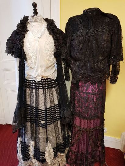 null Lot de corsages et jupes, vers 1900, présentés sur 2 mannequins (accidents et...