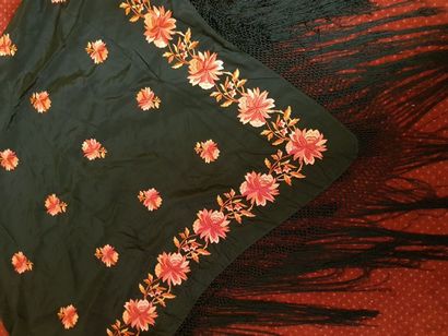 null Châle en soie noire à franges brodé de fleurs dans les tons rouges, 1,40x1,...