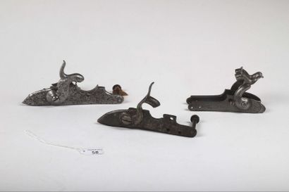 null Trois chiens de fusil de chasse en fer dont un décoré et un marqué ‘TVAA180...