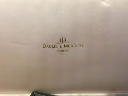 null Une valise de présentation à deux étages de Baume & Mercier en cuir vert ;	...