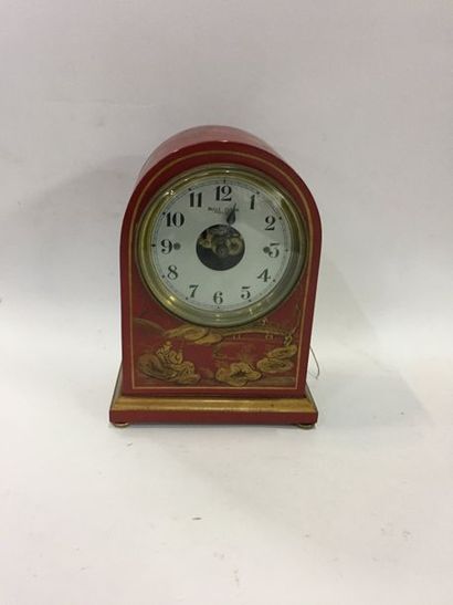 null Bulle-Clock avec caisse en bois peint de couleur rouge à décor chinois.