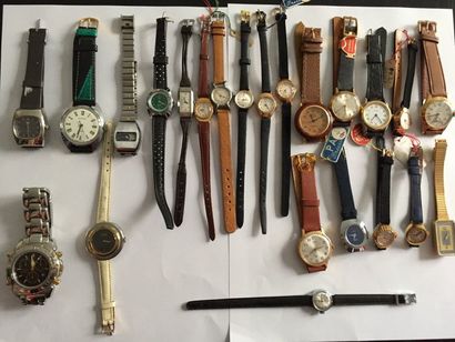 Lot d’environ quarante-deux montres bracelets...