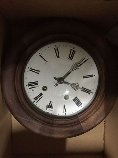 null Une horloge ‘coucou’, une pendule murale ronde, un mouvement à calendrier et...