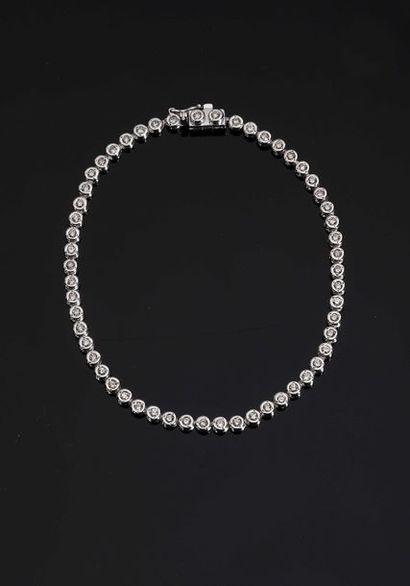 null Bracelet ligne en or blanc 18K (750°/00) serti de diamants ronds taillés en...