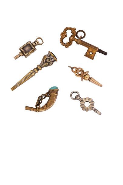 null Six clés de montre en plaqué or de formes diverses (boîtier, corne, trompette)...
