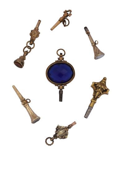 null Sept clés de montre en plaqué or de formes diverses (croix, trompettes) dont...