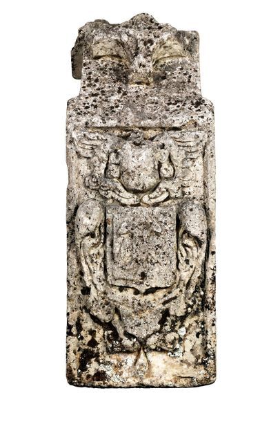 null Important cadran solaire polyédrique aux armes, en pierre sculptée, XVIIe siècle.
Bloc...