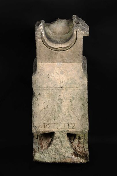 null Important cadran solaire polyédrique aux armes, en pierre sculptée, XVIIe siècle.
Bloc...