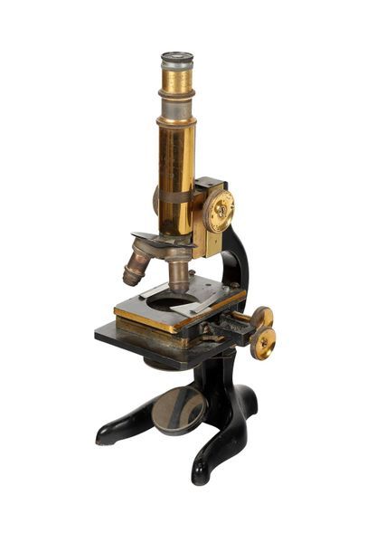 null Microscope composé inclinable à double objectif en laiton et laiton laqué noir,...