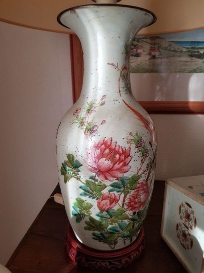 null Grand vase en porcelaine à décor de volatiles et pivoines, monté en lampe. H/...
