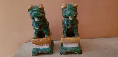 null Paire de chiens de Phô en céramique émaillée jaune et vert, Chine, XXème s....