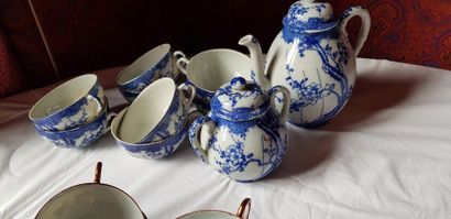 null 2 services à thé en porcelaine du Xxème s. : l’un à décor de scènes de geishas...