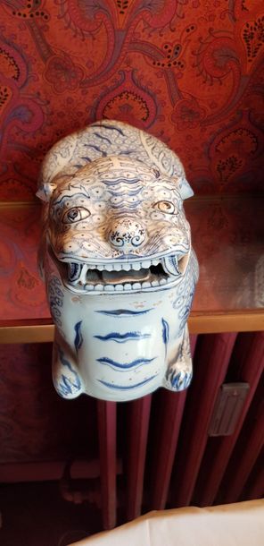 null Brûle-parfum (?) formant chien de Phô assis en porcelaine bleu-blanc de Chine....