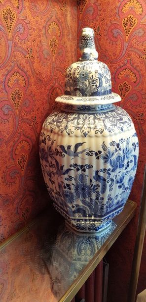 null Vase couvert en faïence de Delft à décor de volatiles, fleurs et feuillages,...