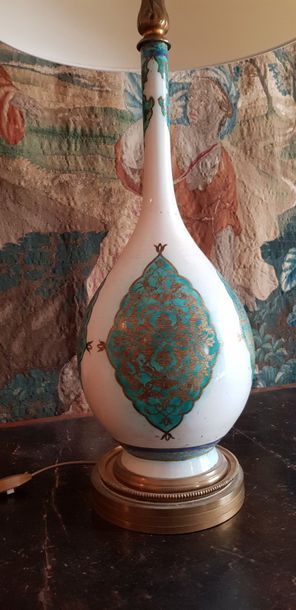 null Vase piriforme en porcelaine dans le goût de la Perse, monté en lampe. H. 59...
