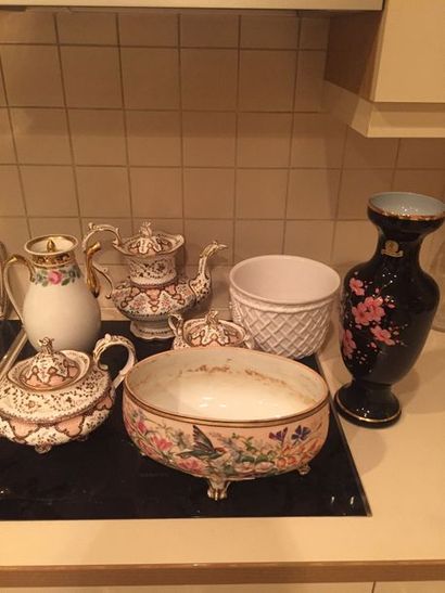 null Lot de porcelaines composé de : 3 pièces d’un service à thé et café polychromes...