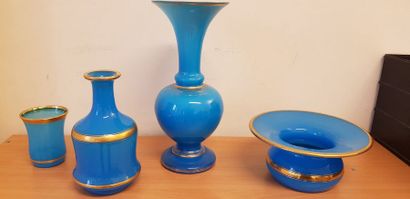 null Ensemble d'opalines bleues à liserets dorés comprenant une carafe et son verre,...