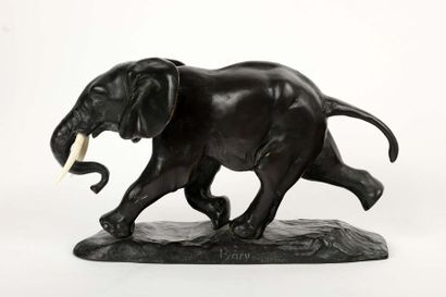 null Eléphant en mouvement

Bronze et ivoire

Marqué BARY

H. 12 cm, l. 20 cm
