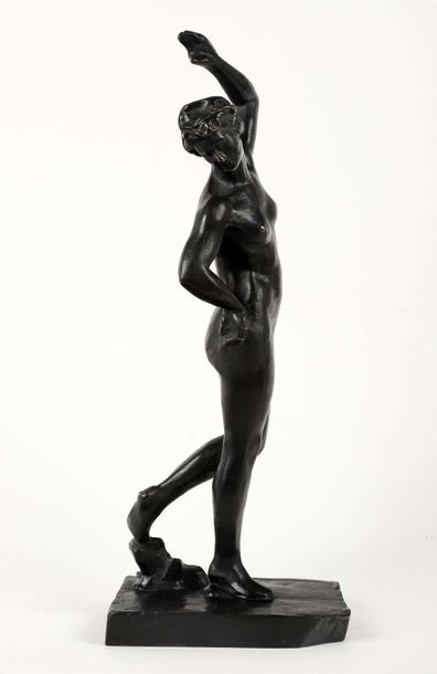null Femme en contraposto

Bronze

Marquée "BILDGIESSEREI KRAAS"

H. 35 cm
