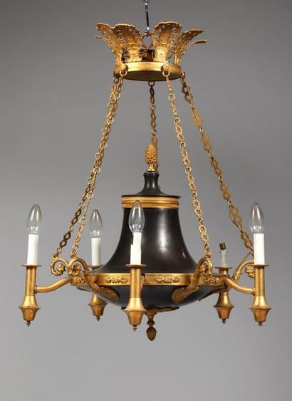 null H. 70 cm - D. 58 cm. Lustre plafonnier en bronze doré à cinq bras de lumière...