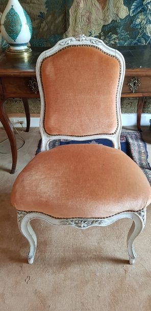 null Chaise en bois relaqué blanc garnie de velours orange, en partie d’époque Louis...