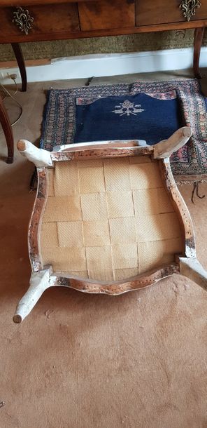 null Chaise en bois relaqué blanc garnie de velours orange, en partie d’époque Louis...