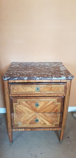 null Petite commode transformée en bois de placage et marquèterie ouvrant par 3 tiroirs....