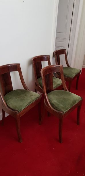 null Suite de quatre chaises à dossier gondole en acajou ou bois teinté acajou, les...