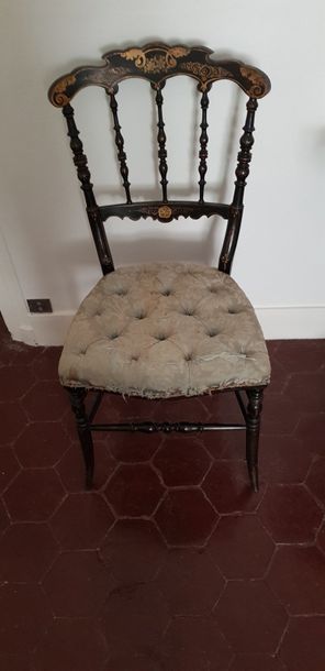 null Ensemble Napoléon III en bois noirci et peint comprenant 3 de chaises capitonnées,...